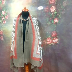 Barna, virágos, bojtos stóla.