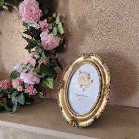 Barokk, ovális fotókeret, arany színben.