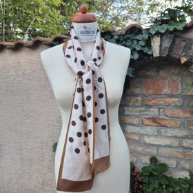 Keskeny, bézs-barna pöttyös kendő.