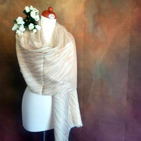   Bézs elegáns stóla,sál,  arany színű hullámos mintával.