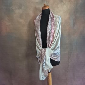 Bézs-bordó stóla, kockamintákkal.