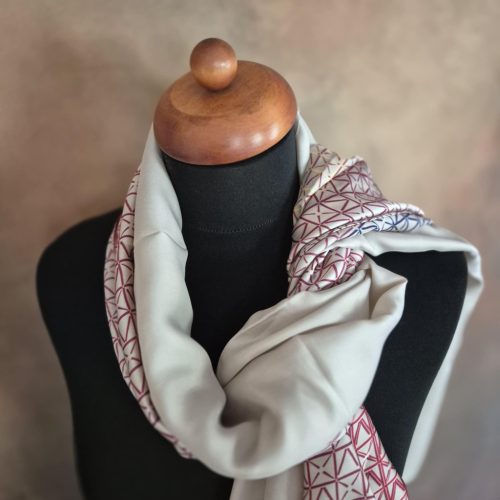 Bézs-bordó stóla, kockamintákkal.