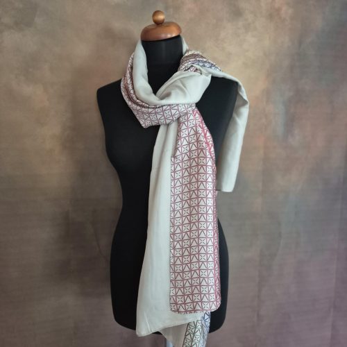 Bézs-bordó stóla, kockamintákkal.