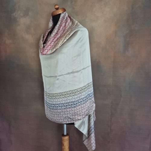 Bézs-bordó stóla, kockamintákkal.