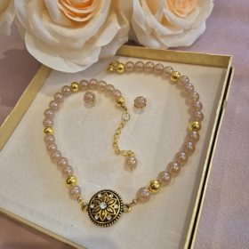 Bézs, fényes achát nyaklánc-fülbevaló szett.