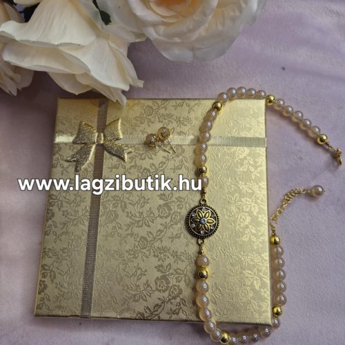 Bézs, fényes achát nyaklánc-fülbevaló szett.