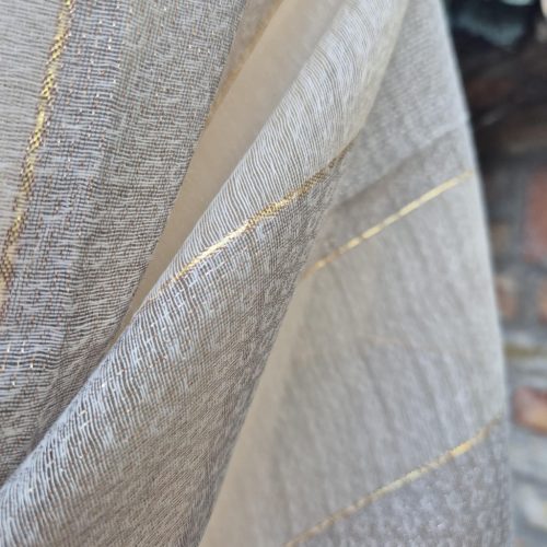 Bézs, arany szálas csíkos stóla.