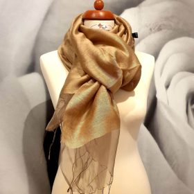   Elegáns bézs stóla, átlátszó bordűrrel, hosszú selyemrojtokkal.