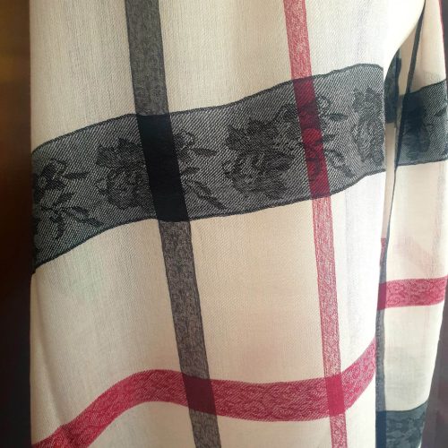 Bézs, elegáns stóla, kockákkal.