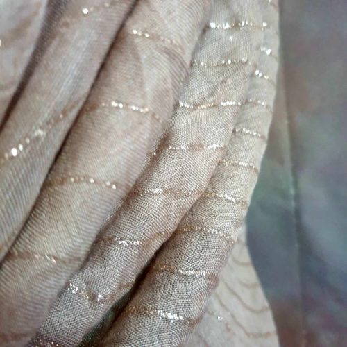 Bézs, csillogó stóla, hullám mintával.