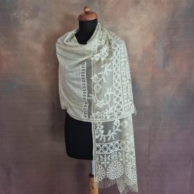 Bézs, csipke stóla rojtokkal.