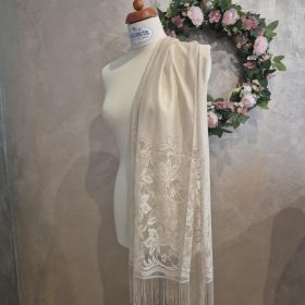 Csipke stóla, rojtokkal, bézs színben.