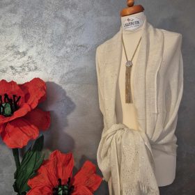 Bézs, flitteres stóla, vállkendő.