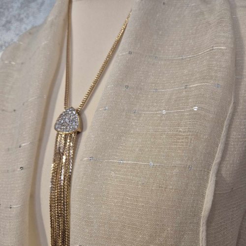 Bézs, flitteres stóla, vállkendő.