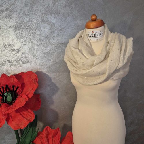 Bézs, flitteres stóla, vállkendő.