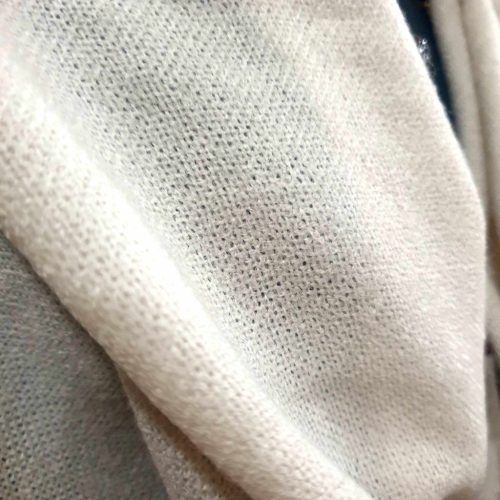 Bézs színű, gyapjú sál.