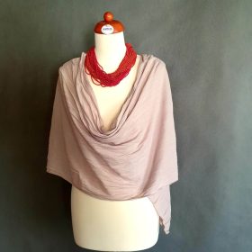 Bézs gyűrt sál, kendő, simán szegett.