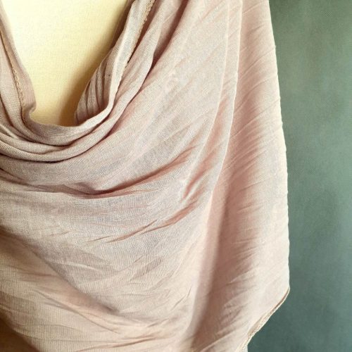 Bézs gyűrt sál, kendő, simán szegett.