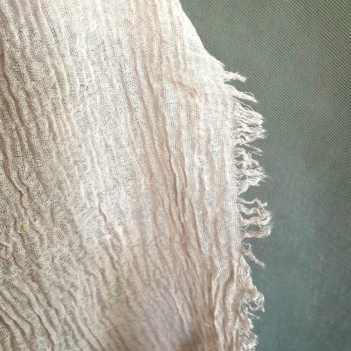 Bézs, gyűrt stóla, vállkendő, kendő.