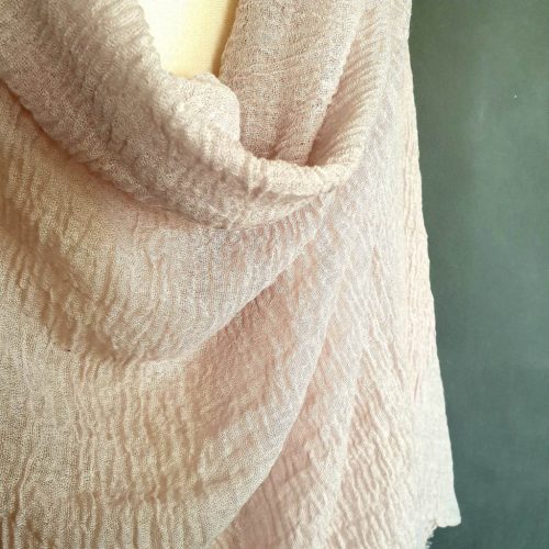 Bézs, gyűrt stóla, vállkendő, kendő.