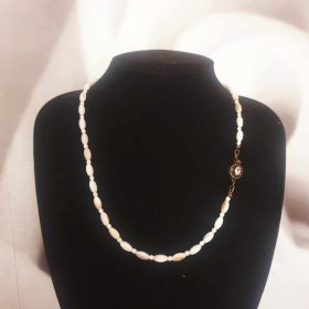   Bézs, rizsszemű kagylógyöngy nyaklánc-fülbevaló szett.