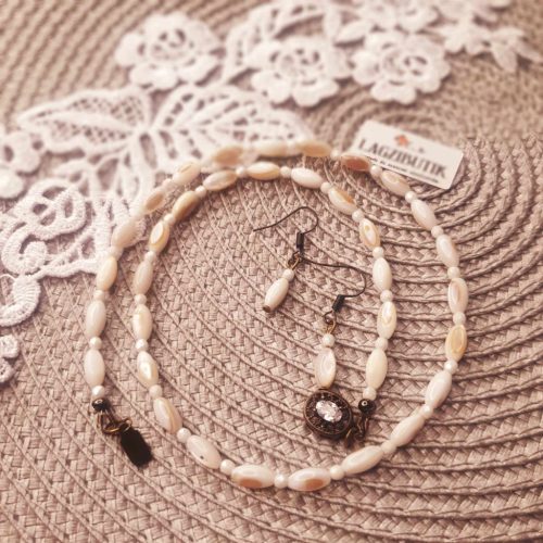 Bézs, rizsszemű kagylógyöngy nyaklánc-fülbevaló szett.