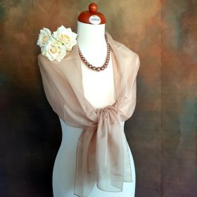 Mocha mousse színű keskeny kendő, sifonkendő.