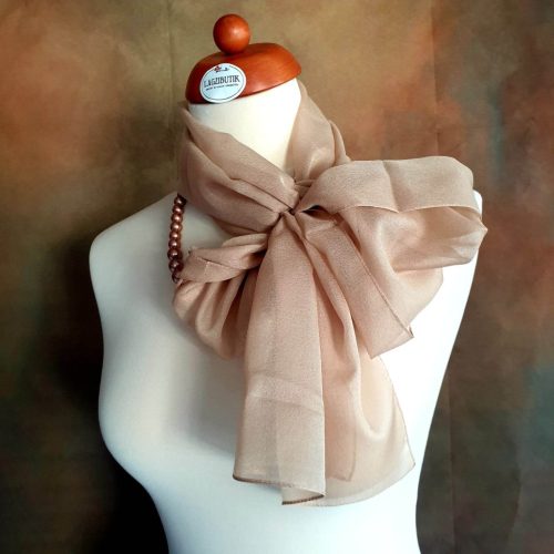 Mocha mousse színű keskeny kendő, sifonkendő.