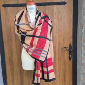 Bézs/barna kockás sál, stóla.