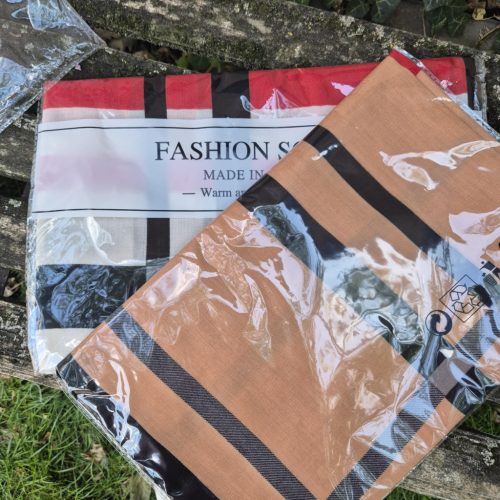 Bézs/barna kockás sál, stóla.