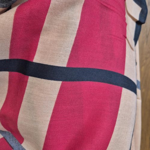 Bézs/barna kockás sál, stóla.