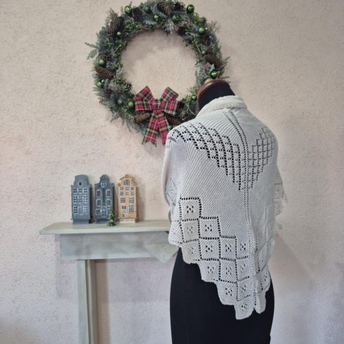  Bézs, kötött vállkendő, közepes méretben.