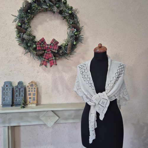  Bézs, kötött vállkendő, közepes méretben.