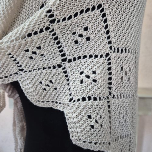  Bézs, kötött vállkendő, közepes méretben.