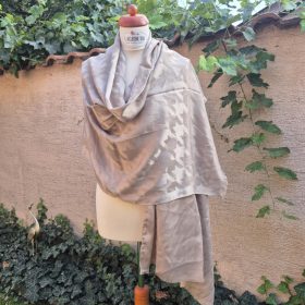 Bézs, lurex csillogó stóla mintákkal.