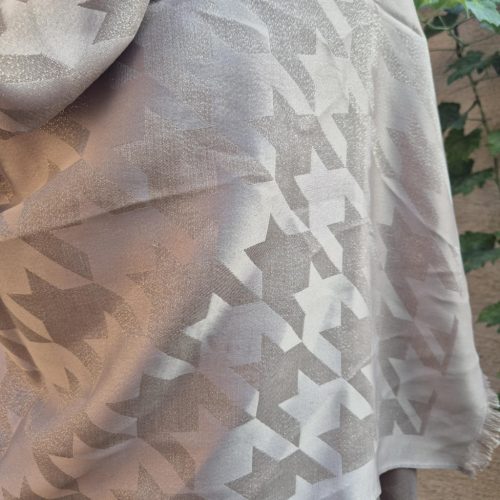 Bézs, lurex csillogó stóla mintákkal.