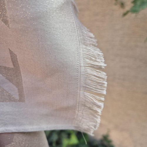 Bézs, lurex csillogó stóla mintákkal.