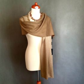 Bézs-mocha mousse színű színátmenetes, kötött stóla.