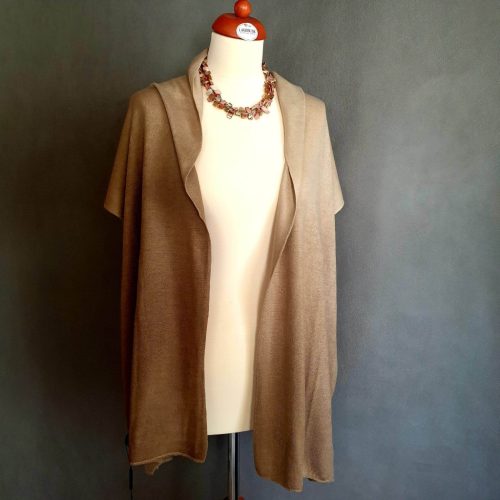 Bézs-mocha mousse színű színátmenetes, kötött stóla.