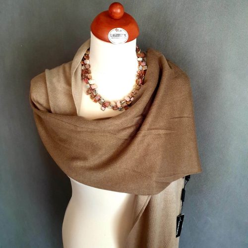 Bézs-mocha mousse színű színátmenetes, kötött stóla.