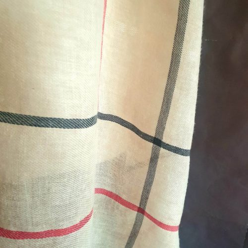 Bézs, piros-fekete nagykockás sál, stóla.