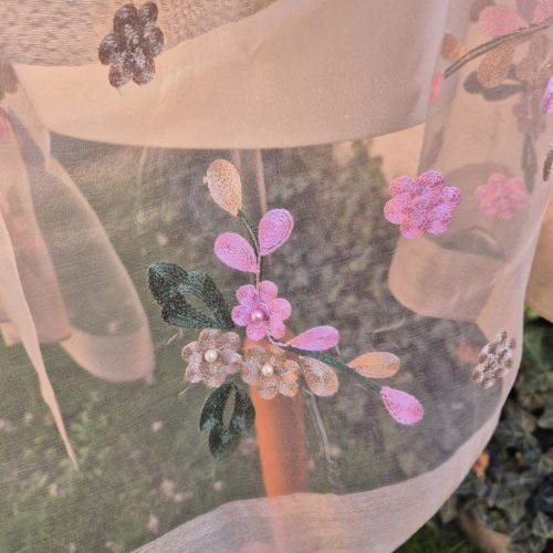 Bézs, rózsaszín virágos hímzett stóla.