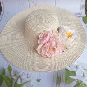   Bézs szalmakalap, nyári kalap széles karimával, virággal.