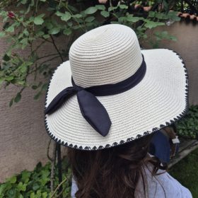Bézs szalmakalap, nyári kalap fekete szalaggal.