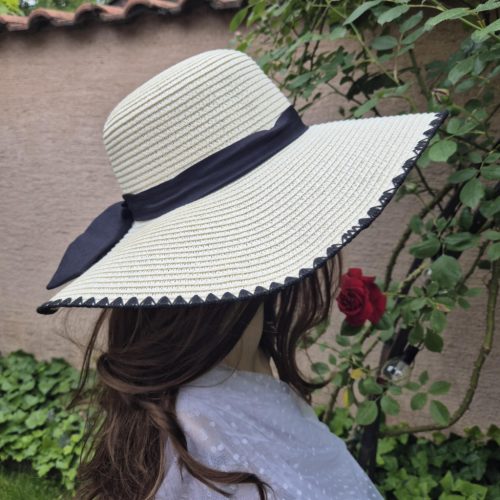 Bézs szalmakalap, nyári kalap fekete szalaggal.