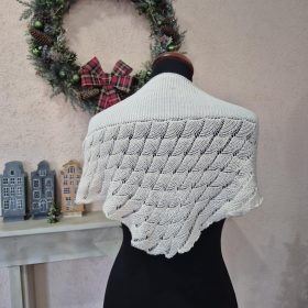 Bézs, kisméretű kötött vállkendő.