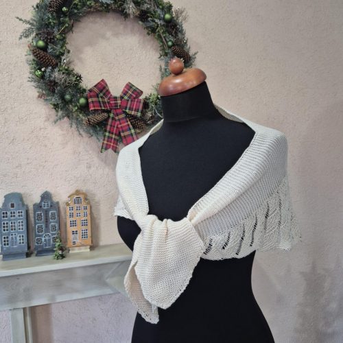 Bézs, kisméretű kötött vállkendő.