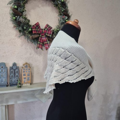 Bézs, kisméretű kötött vállkendő.