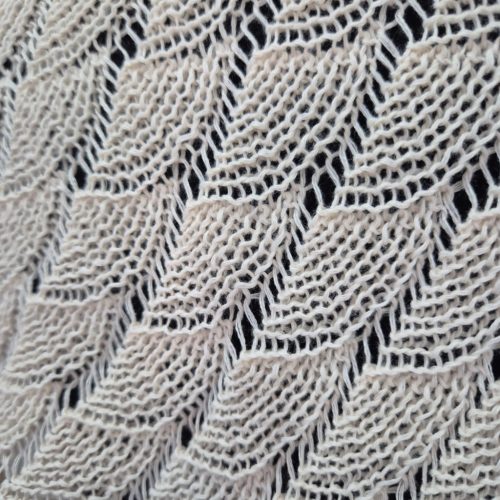 Bézs, kisméretű kötött vállkendő.