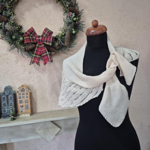 Bézs, kisméretű kötött vállkendő.